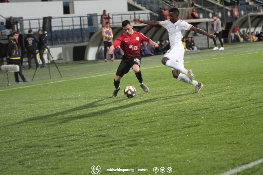 Eskişehirspor, deplasmanda Osmanlıspor'u farklı yendi. Karşılaşmanın başında 1-0 geriye düşen Kırmızı Şimşekler, 90 dakika sonunda sahadan 4-2 galibiyetle ayrıldılar.