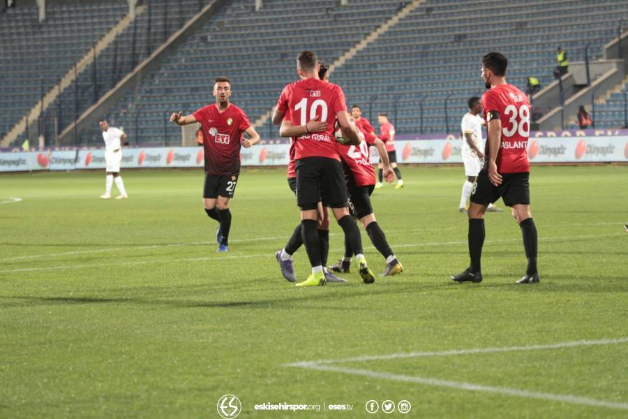 Eskişehirspor, deplasmanda Osmanlıspor'u farklı yendi. Karşılaşmanın başında 1-0 geriye düşen Kırmızı Şimşekler, 90 dakika sonunda sahadan 4-2 galibiyetle ayrıldılar.