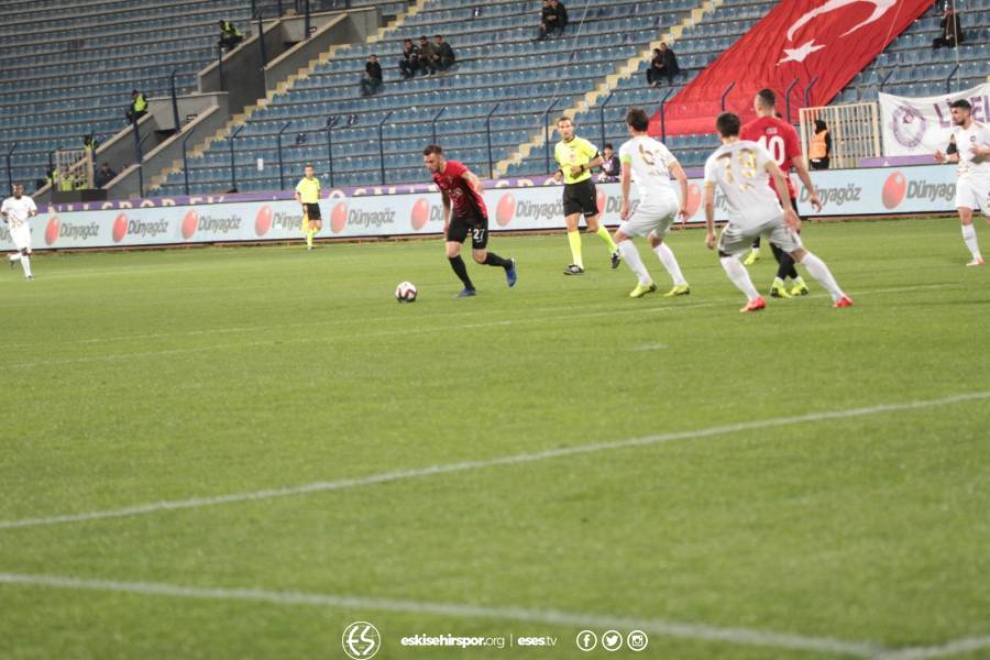 Eskişehirspor, deplasmanda Osmanlıspor'u farklı yendi. Karşılaşmanın başında 1-0 geriye düşen Kırmızı Şimşekler, 90 dakika sonunda sahadan 4-2 galibiyetle ayrıldılar.