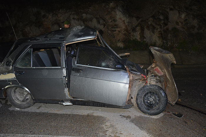 Bilecik’te meydana gelen trafik kazasında beton mikseriyle çarpışan otomobil hurdaya dönerken, sürücüsü ise ağır yaralandı. 