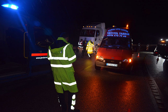 Bilecik’te meydana gelen trafik kazasında beton mikseriyle çarpışan otomobil hurdaya dönerken, sürücüsü ise ağır yaralandı. 