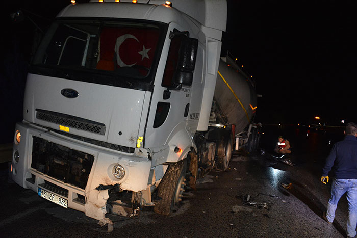 Bilecik’te meydana gelen trafik kazasında beton mikseriyle çarpışan otomobil hurdaya dönerken, sürücüsü ise ağır yaralandı. 