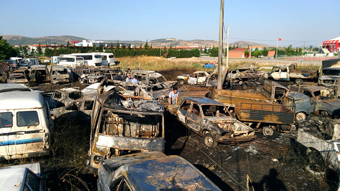 Balıkesir'de bir otoparkta çıkan yangın korku dolu anların yaşanmasına sebep oldu. Onlarca araç çıkan yangında küle dönerken, araç sahipleri ise çaresizce yangını seyretti. 