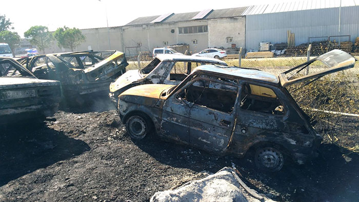 Balıkesir'de bir otoparkta çıkan yangın korku dolu anların yaşanmasına sebep oldu. Onlarca araç çıkan yangında küle dönerken, araç sahipleri ise çaresizce yangını seyretti. 