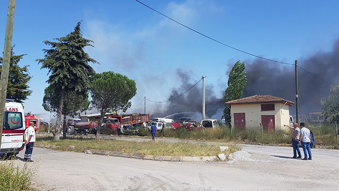 Balıkesir'de bir otoparkta çıkan yangın korku dolu anların yaşanmasına sebep oldu. Onlarca araç çıkan yangında küle dönerken, araç sahipleri ise çaresizce yangını seyretti. 