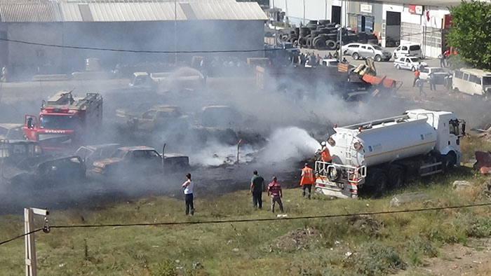 Balıkesir'de bir otoparkta çıkan yangın korku dolu anların yaşanmasına sebep oldu. Onlarca araç çıkan yangında küle dönerken, araç sahipleri ise çaresizce yangını seyretti. 