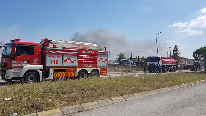 Balıkesir'de bir otoparkta çıkan yangın korku dolu anların yaşanmasına sebep oldu. Onlarca araç çıkan yangında küle dönerken, araç sahipleri ise çaresizce yangını seyretti. 