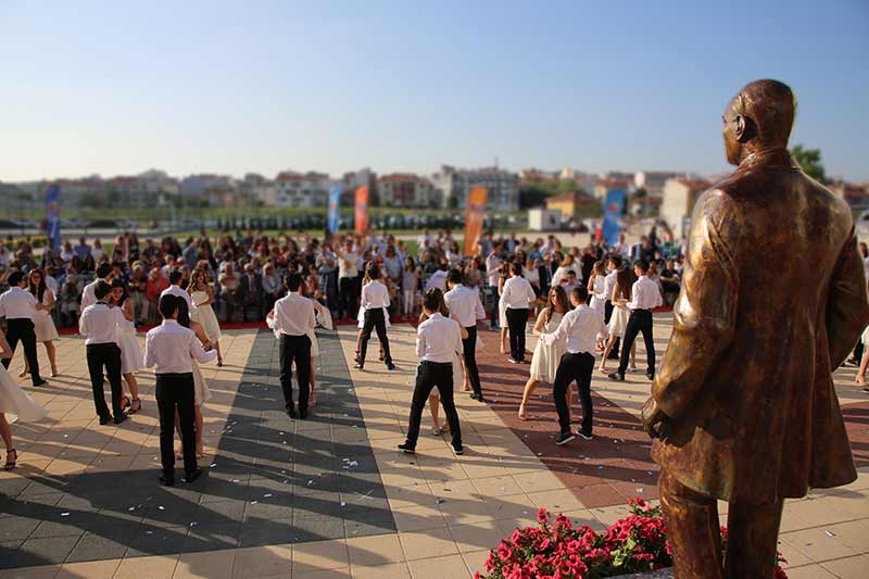 Özel Çağdaş Okulları 8. Ve 4. Sınıf öğrencileri mezuniyetlerini kutladı.  8. Sınıf öğrencilerinin gerçekleştirdiği vals gösterisi ayakta alkışlandı.