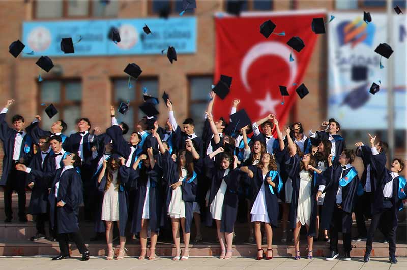 Özel Çağdaş Okulları 8. Ve 4. Sınıf öğrencileri mezuniyetlerini kutladı.  8. Sınıf öğrencilerinin gerçekleştirdiği vals gösterisi ayakta alkışlandı.