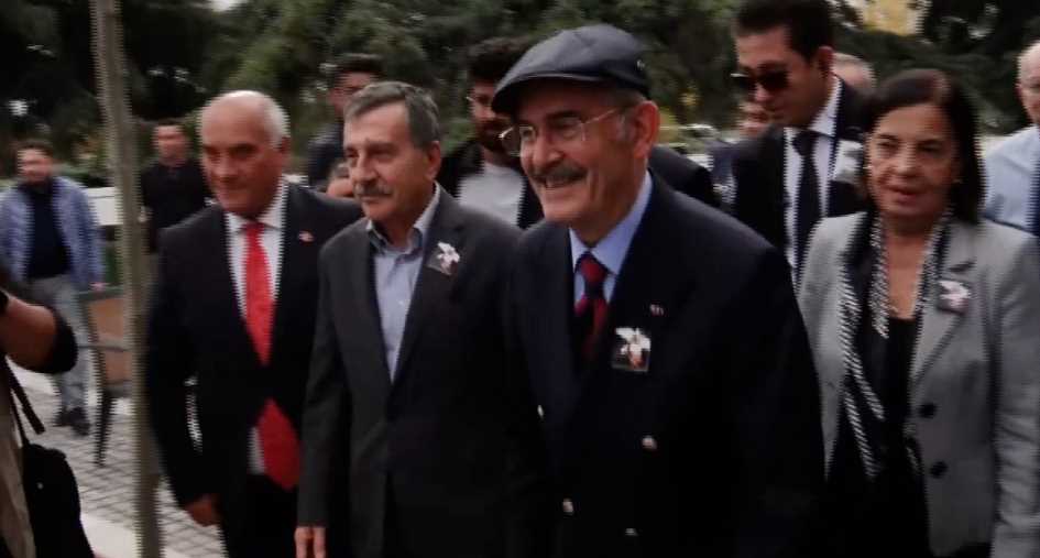 CHP'nin Genel Başkanı seçilen Özgür Özel, ölüm yıldönümünde eski CHP Genel Başkanı Bülent Ecevit’in Devlet Mezarlığı'ndaki kabrini ziyaret etti. Mezarlıkta Eskişehir Büyükşehir Belediye Başkanı Yılmaz Büyükerşen ve Tepebaşı Belediye Başkanı Ahmet Ataç ile karşılaşan Özel bakın ne yaptı...