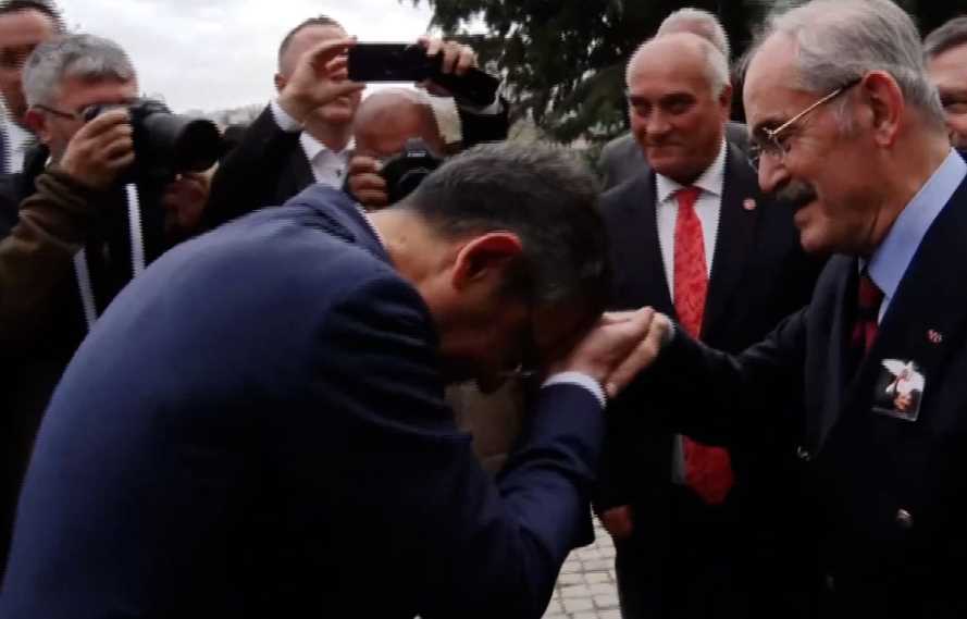 CHP'nin Genel Başkanı seçilen Özgür Özel, ölüm yıldönümünde eski CHP Genel Başkanı Bülent Ecevit’in Devlet Mezarlığı'ndaki kabrini ziyaret etti. Mezarlıkta Eskişehir Büyükşehir Belediye Başkanı Yılmaz Büyükerşen ve Tepebaşı Belediye Başkanı Ahmet Ataç ile karşılaşan Özel bakın ne yaptı...