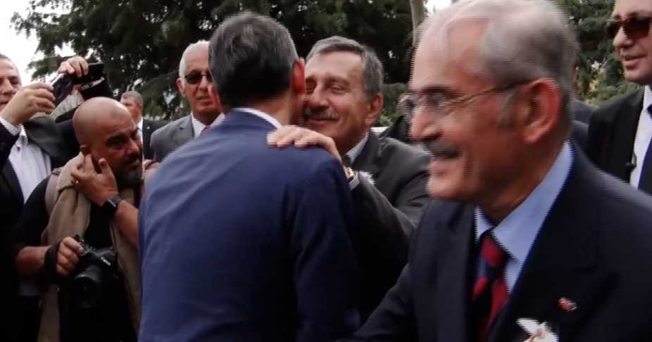 CHP'nin Genel Başkanı seçilen Özgür Özel, ölüm yıldönümünde eski CHP Genel Başkanı Bülent Ecevit’in Devlet Mezarlığı'ndaki kabrini ziyaret etti. Mezarlıkta Eskişehir Büyükşehir Belediye Başkanı Yılmaz Büyükerşen ve Tepebaşı Belediye Başkanı Ahmet Ataç ile karşılaşan Özel bakın ne yaptı...