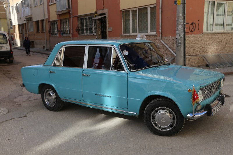 TOFAŞ tarafından 12 Şubat 1971'de üretimine başlanan, adını Bursa'nın Osmanlı'ya başkentlik yaptığı dönemde padişahlık yapan Sultan 1. Murad'dan alan "Murat 124", aradan geçen 48 yıla rağmen vatandaşların ilgi odağı olmaya devam ediyor. Eskişehir'de yaşayan Recep Gürlü (62), 1976'da satın aldığı "Murat 124"ünün ruh halini tedavi ettiğini düşünerek 40 yıldır otomobiliyle adeta arkadaşlık ediyor.