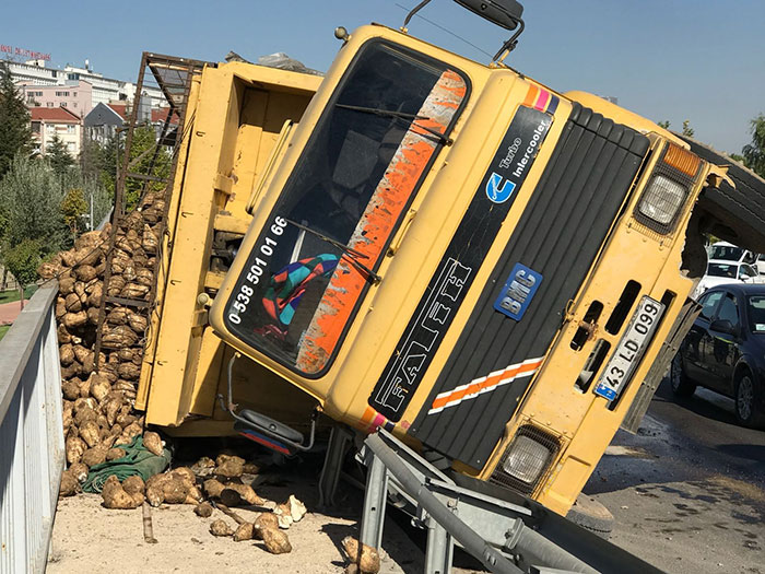 Eskişehir'de meydana gelen trafik kazasında pancar yüklü kamyon köprü üzerinde devrildi. 