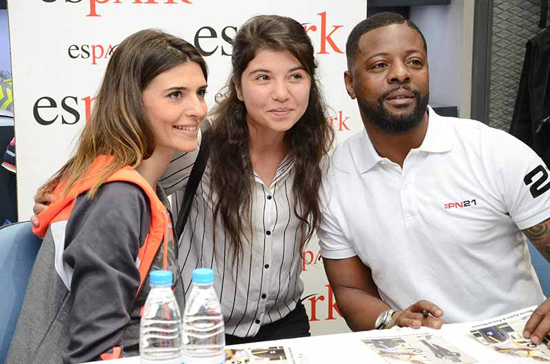 ECE Türkiye Proje Yönetimi A.Ş. tarafından yönetilen Espark Alışveriş Merkezi (AVM) ve Hummel işbirliğiyle düzenlenen etkinlik kapsamında, Pascal Nouma ve Merve Aydın sevenleriyle buluştu.