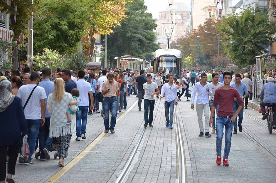 Kurban Bayramı’nın yanı sıra okulların açılacak olması çarşı ve pazarlarda büyük bir yoğunluğa sebep olurken, vatandaşlar alışverişlerini tamamlamaya çalışıyor.