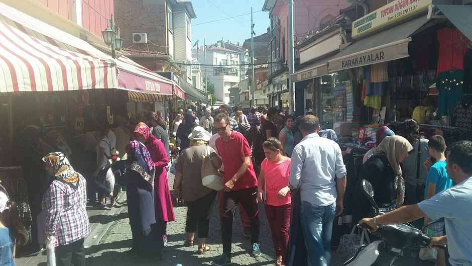 Kurban Bayramı’nın yanı sıra okulların açılacak olması çarşı ve pazarlarda büyük bir yoğunluğa sebep olurken, vatandaşlar alışverişlerini tamamlamaya çalışıyor.