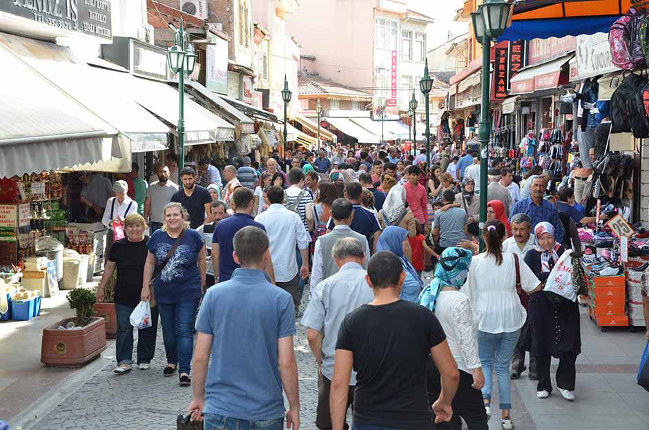 Kurban Bayramı’nın yanı sıra okulların açılacak olması çarşı ve pazarlarda büyük bir yoğunluğa sebep olurken, vatandaşlar alışverişlerini tamamlamaya çalışıyor.