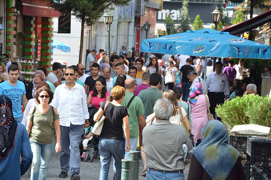 Kurban Bayramı’nın yanı sıra okulların açılacak olması çarşı ve pazarlarda büyük bir yoğunluğa sebep olurken, vatandaşlar alışverişlerini tamamlamaya çalışıyor.