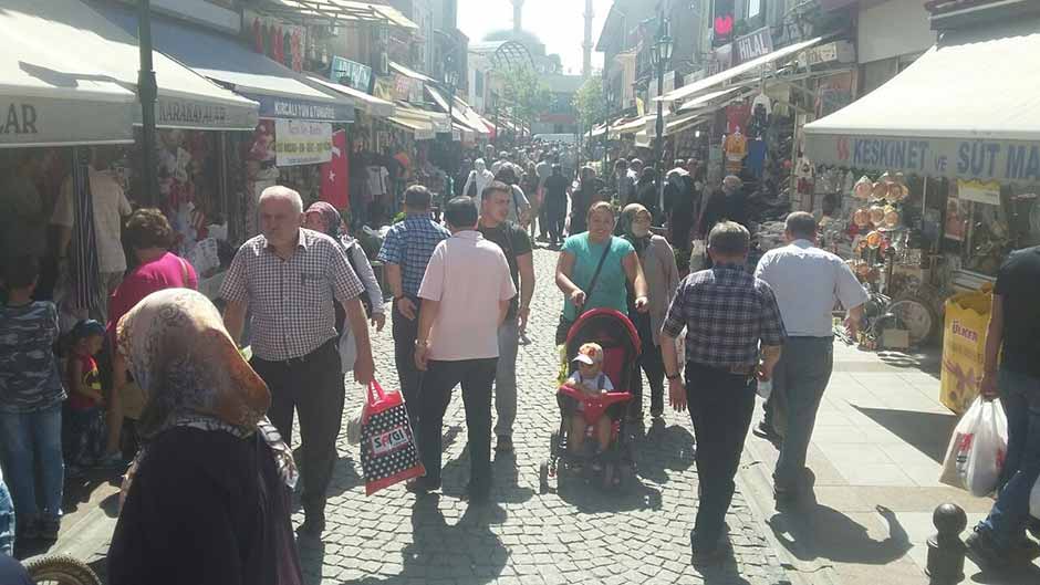 Kurban Bayramı’nın yanı sıra okulların açılacak olması çarşı ve pazarlarda büyük bir yoğunluğa sebep olurken, vatandaşlar alışverişlerini tamamlamaya çalışıyor.