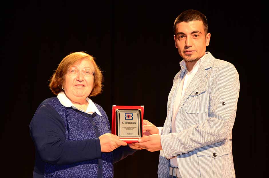 Eskişehir Kanserle Yaşam Derneği'nin, İçişleri Bakanlığı destekli tiyatrosu "Pembe Kurdele" izleyenlerine duydu dolu anlar yaşattı.