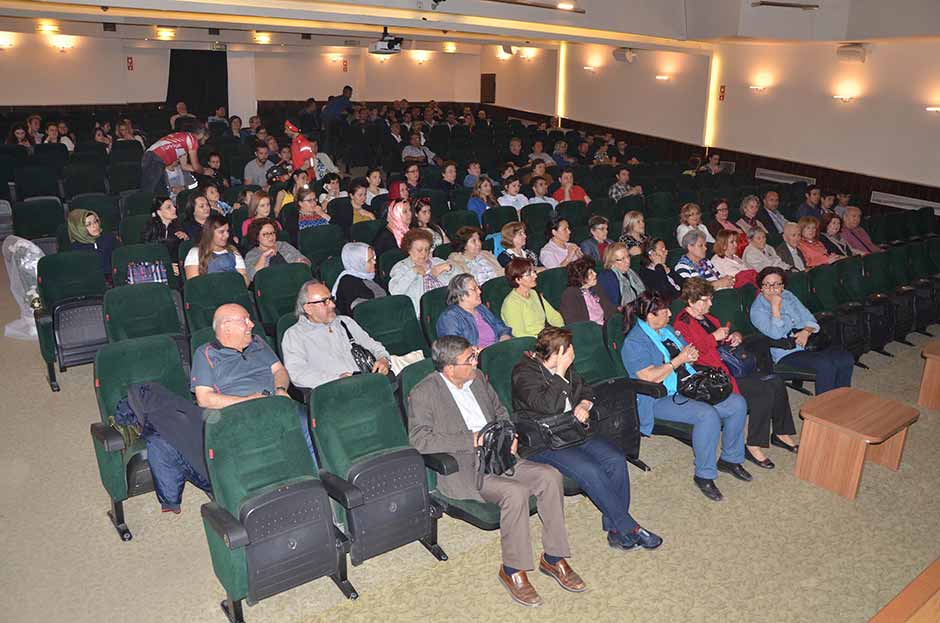 Eskişehir Kanserle Yaşam Derneği'nin, İçişleri Bakanlığı destekli tiyatrosu "Pembe Kurdele" izleyenlerine duydu dolu anlar yaşattı.