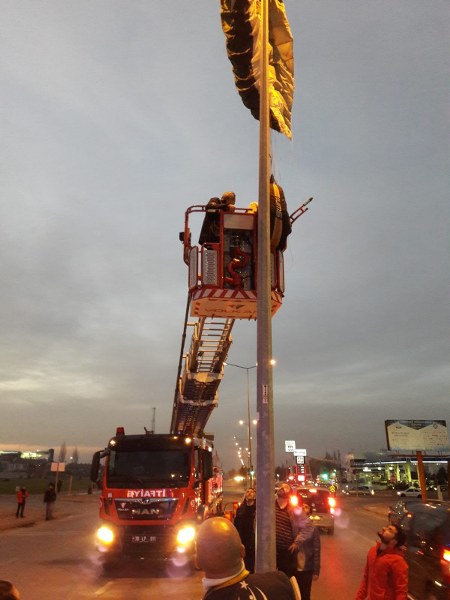 Olayı hafif sıyrıklarla atlatan paraşütçü, ambulansta tedavi altına alındı. 