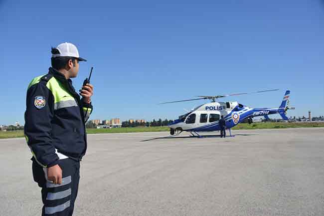 Adana'da helikopterle yapılan trafik uygulamasında emniyet kemeri takmadığı tespit edilerek ceza yazılan kadın sürücünün şaşkınlık yaşayıp polislere, "Şimdi kemeri takıyorum" demesi dikkat çekti 