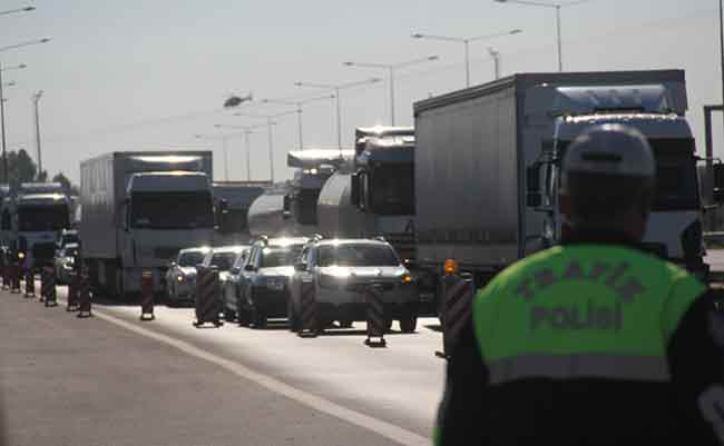 Adana'da helikopterle yapılan trafik uygulamasında emniyet kemeri takmadığı tespit edilerek ceza yazılan kadın sürücünün şaşkınlık yaşayıp polislere, "Şimdi kemeri takıyorum" demesi dikkat çekti 