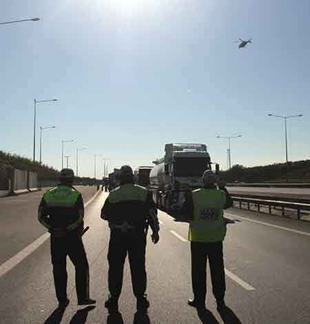 Sürücü Necati Kara şaşırarak, "Şeriatın kestiği parmak acımaz. Memur ağabeylerim doğru söylüyor kemer takmadık cezayı yiyeceğiz. Helikopterli denetimi pek iyi bulmadım çünkü ceza yedik. Can güvenliğimiz için kemer takmak daha iyi ama bazen takıyoruz. Havada helikopteri görünce baktım acaba bizi mi çekiyor diye, sağlık olsun" dedi. 