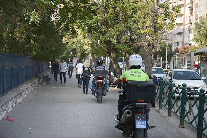 Eskişehir’de eğitim öğretim yılının başlamasının ardından Eskişehir İl Emniyet Müdürlüğünden okul önlerinde bekleyen kişilere yönelik uygulama yapıldı.