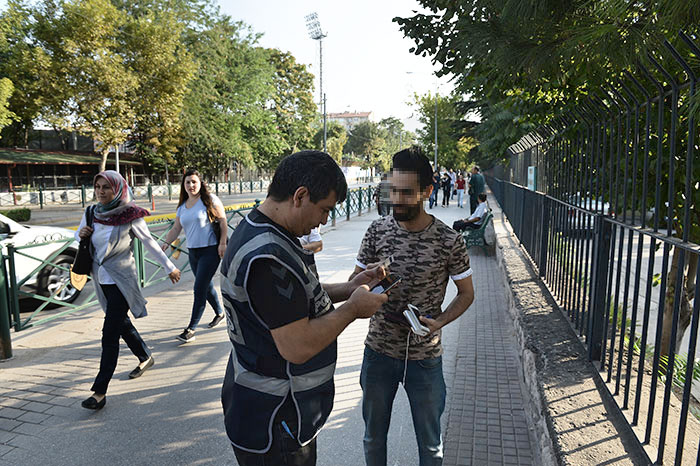 Eskişehir’de eğitim öğretim yılının başlamasının ardından Eskişehir İl Emniyet Müdürlüğünden okul önlerinde bekleyen kişilere yönelik uygulama yapıldı.