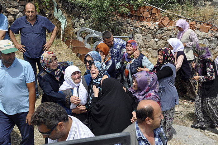 Konya’nın Cihanbeyli ilçesinde cinnet getiren polis eşi tarafından silahla vurularak öldürülen hemşire Elif Çevik, memleketi Seydişehir'de gözyaşları içinde toprağa verildi.