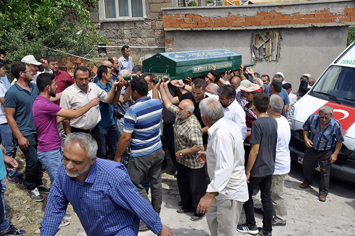 Konya’nın Cihanbeyli ilçesinde cinnet getiren polis eşi tarafından silahla vurularak öldürülen hemşire Elif Çevik, memleketi Seydişehir'de gözyaşları içinde toprağa verildi.