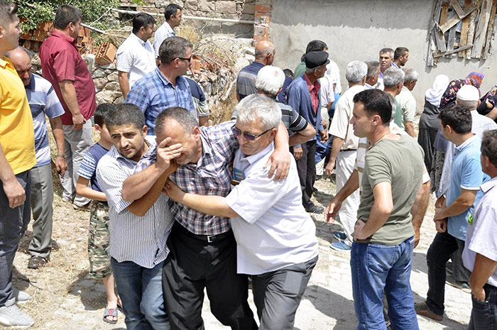 Konya’nın Cihanbeyli ilçesinde cinnet getiren polis eşi tarafından silahla vurularak öldürülen hemşire Elif Çevik, memleketi Seydişehir'de gözyaşları içinde toprağa verildi.