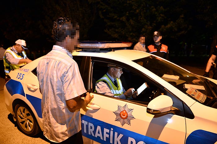 Eskişehir İl Emniyet Müdürlüğü ekipleri tarafından, 14 mahallede asayiş uygulaması yapıldı. 