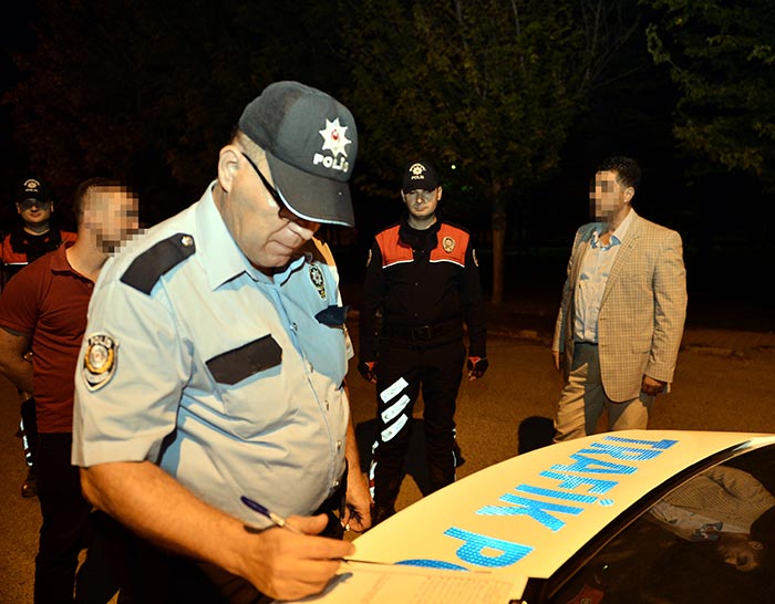 Eskişehir İl Emniyet Müdürlüğü ekipleri tarafından, 14 mahallede asayiş uygulaması yapıldı. 