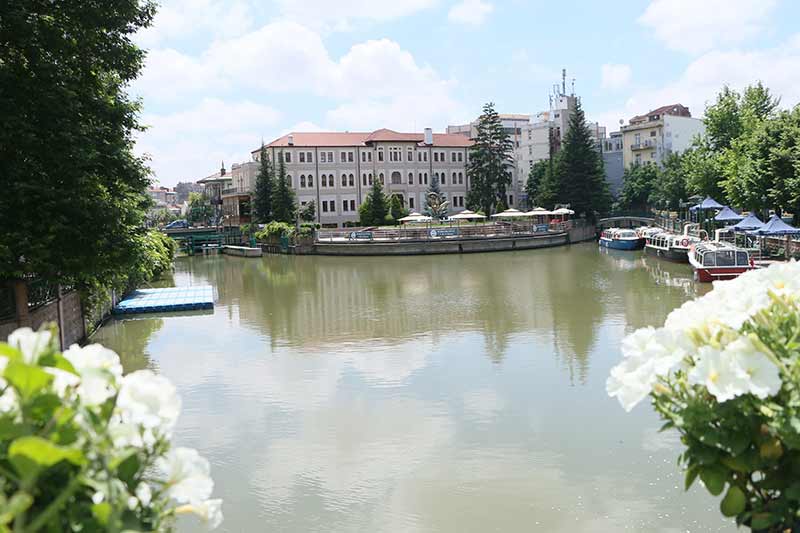 Eskişehir ve çevresinde etkisini zaman zaman gösteren şiddetli yağışların ardından suyu çamur rengine bürünen Porsuk çayı, bu suların çekilmesinin ardından kendi güzelliğine döndü. 