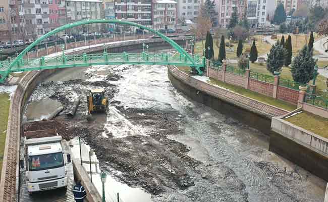 Vatandaşlardan Porsuk Çayı’nda su seviyesinin çok azaldığı ile ilgili sık sık şikayet aldıklarını belirten yetkililer, temizlik çalışmaları nedeniyle su seviyesinin düşürüldüğünü, çalışmaların tamamlanması ile birlikte Porsuk Çayı’nın güzel görüntüsüne tekrar kavuşacağının altını çizdiler. 