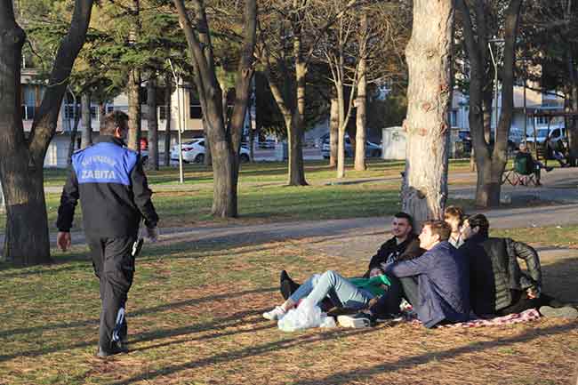 Salgın riskinin devam ettiğini ve havaların ısınmasıyla insan hareketlerinin daha da arttığına dikkat çeken yetkililer, salgından korunmak için maske ve mesafenin büyük önem teşkil ettiğini ifade ettiler