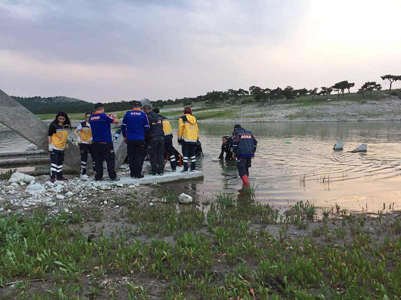 Eskişehir'de serinlemek için girdiği Porsuk Barajı'nda boğulan 19 yaşındaki genç boğularak hayatını kaybetti.