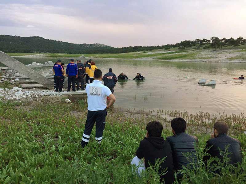 Eskişehir'de serinlemek için girdiği Porsuk Barajı'nda boğulan 19 yaşındaki genç boğularak hayatını kaybetti.