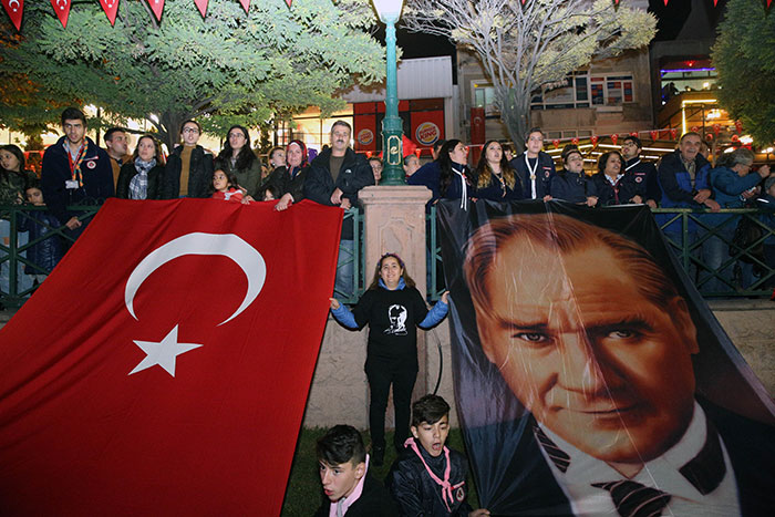 Cumhuriyet'in ilanının 94. yıl dönümü kutlamaları Porsuk Çayı üzerinde botlarla fener alayı ve havai fişek gösterisiyle kutlandı.