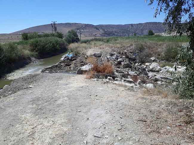 Eskişehir’in Porsuk Çayı’nın geçtiği ilçe ve mahallerinde kuraklıktan dolayı su sıkıntısı yaşanırken, çay yatağında neredeyse hiç suyun kalmaması çiftçileri tedirgin etti.