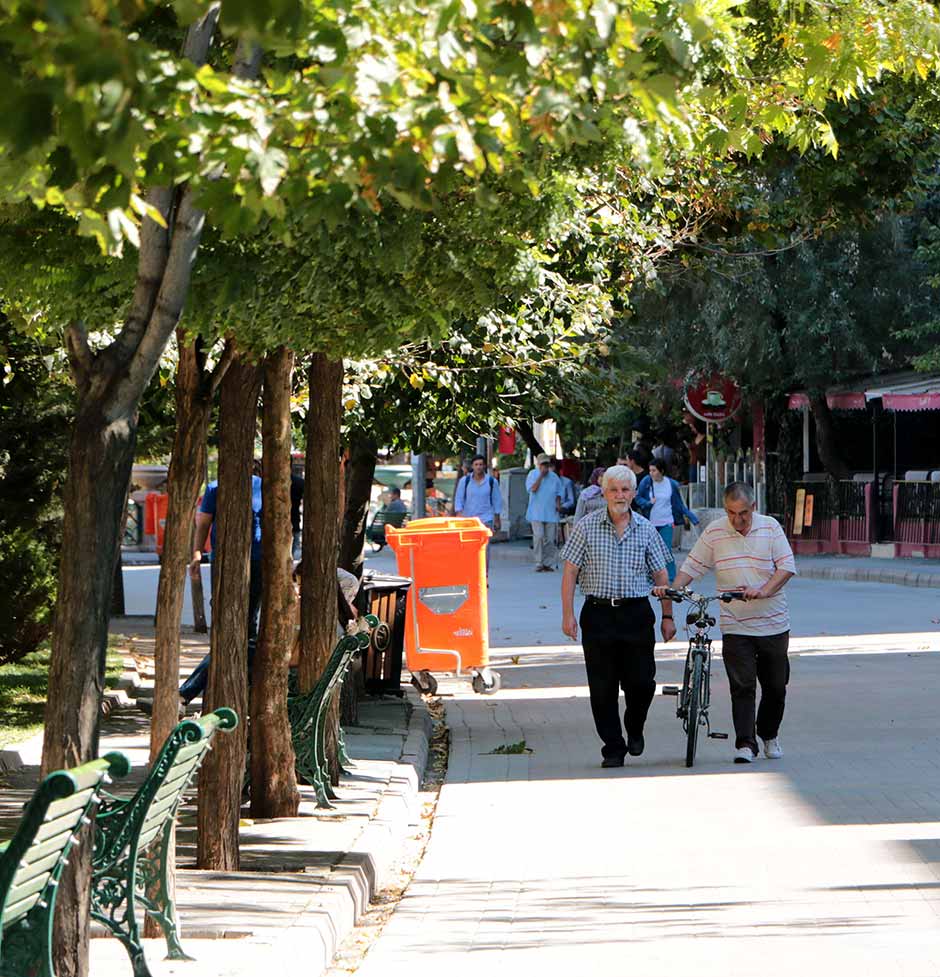 Eskişehir'de vatandaşlar, Kurban Bayramı tatilinin son günlerinde Porsuk Çayı üzerinde yapılan tekne turlarına ilgi gösterdi.