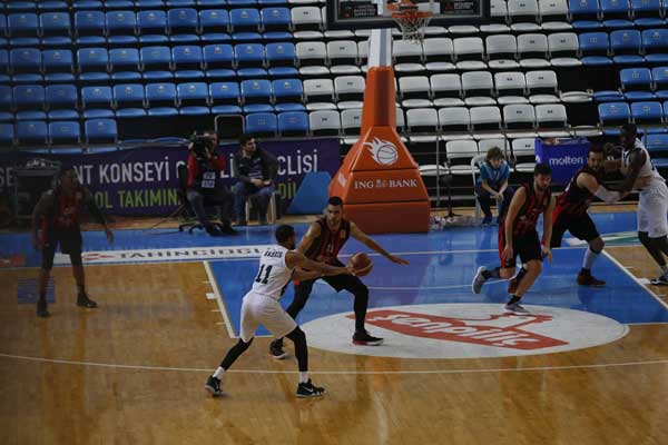 Eskişehir Basket, Sakarya Büyükşehir Basketbol’a deplasmanda 100-89 mağlup oldu. Bu sonuçla Potanın Şimşekleri ilk yarıyı 4. sırada tamamladı.