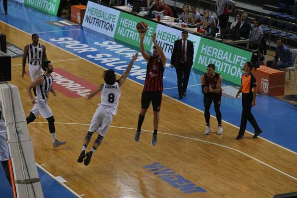 Eskişehir Basket, Sakarya Büyükşehir Basketbol’a deplasmanda 100-89 mağlup oldu. Bu sonuçla Potanın Şimşekleri ilk yarıyı 4. sırada tamamladı.