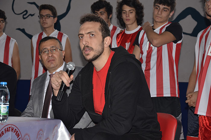 Eskişehir Basket'in yıldızları, Fatih Fen Lisesi’nde panele katıldı. Panelde, Takım Menajeri Özgün Önver ve basketbolcular Doğan Şenli ile Buğrahan Tuncer öğrencilerin sorularını yanıtladı. 