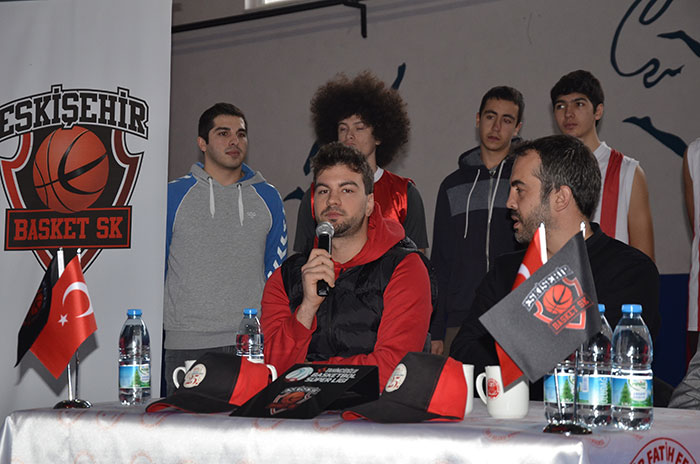 Eskişehir Basket'in yıldızları, Fatih Fen Lisesi’nde panele katıldı. Panelde, Takım Menajeri Özgün Önver ve basketbolcular Doğan Şenli ile Buğrahan Tuncer öğrencilerin sorularını yanıtladı. 