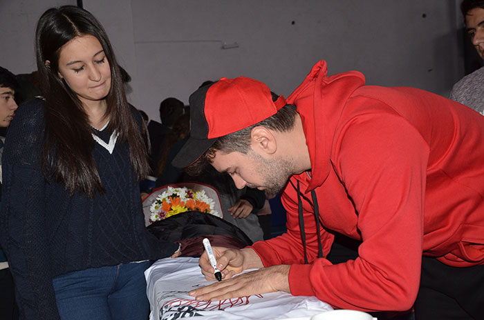 Eskişehir Basket'in yıldızları, Fatih Fen Lisesi’nde panele katıldı. Panelde, Takım Menajeri Özgün Önver ve basketbolcular Doğan Şenli ile Buğrahan Tuncer öğrencilerin sorularını yanıtladı. 